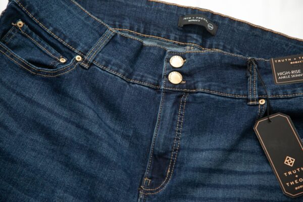 Rolled-Up Denim Jeans with Classic Pocket Detail - Image 3
