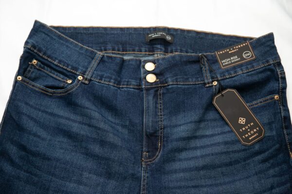 Rolled-Up Denim Jeans with Classic Pocket Detail - Image 5